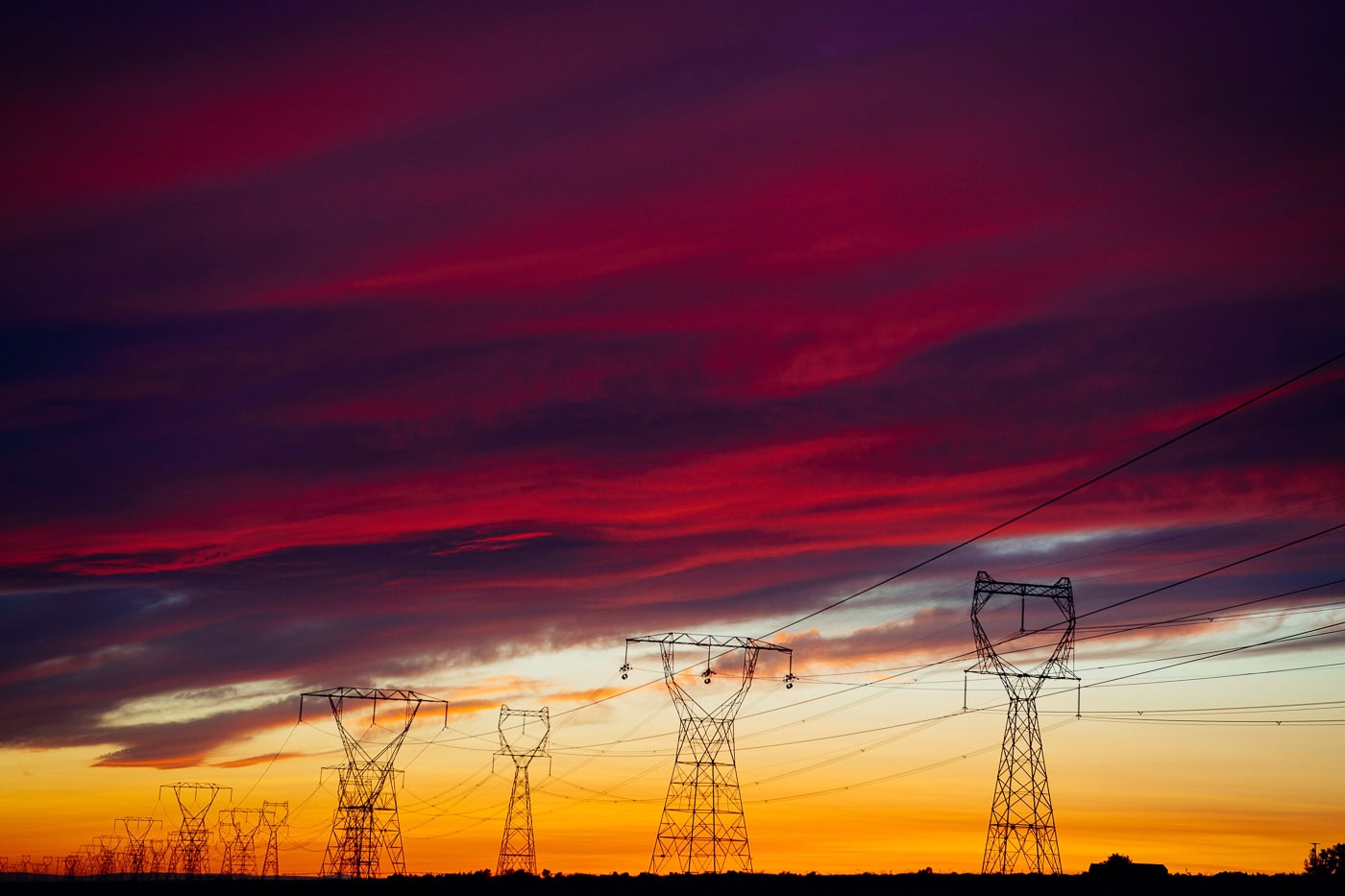 Лінії електропередач на фоні світанку, що символізують зв'язок ТОВ «ЕНЕРДЖІ ГЕЙТ» з майбутнім енергетики